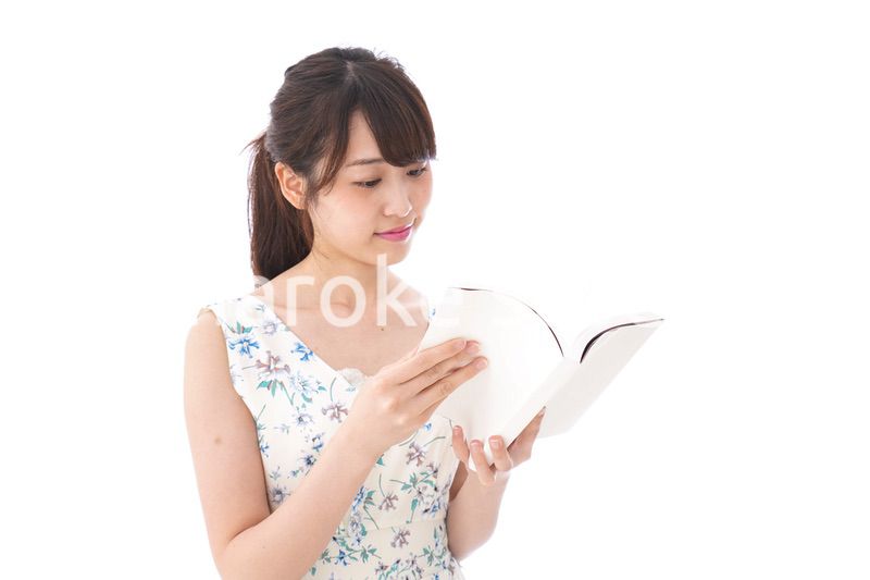 読書をする若い女性