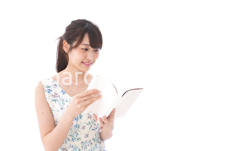 読書をする若い女性