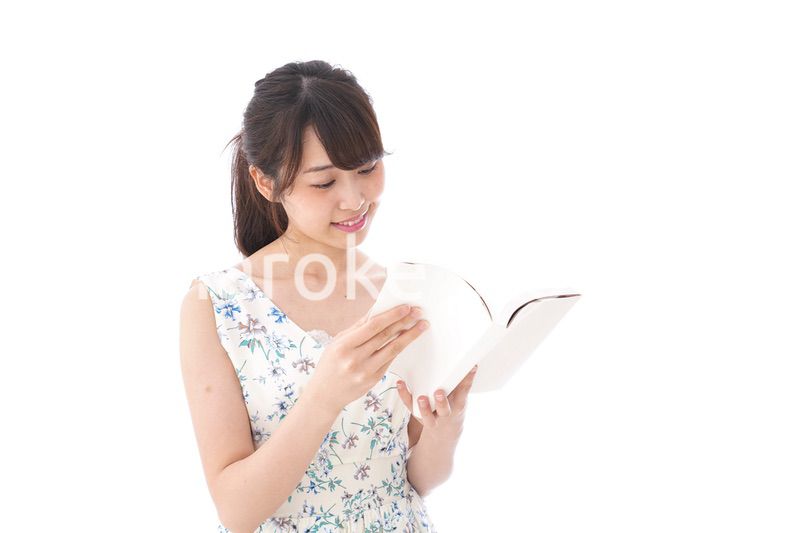 読書をする若い女性