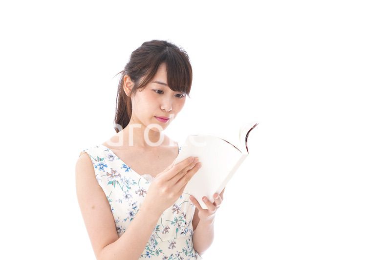 読書をする若い女性