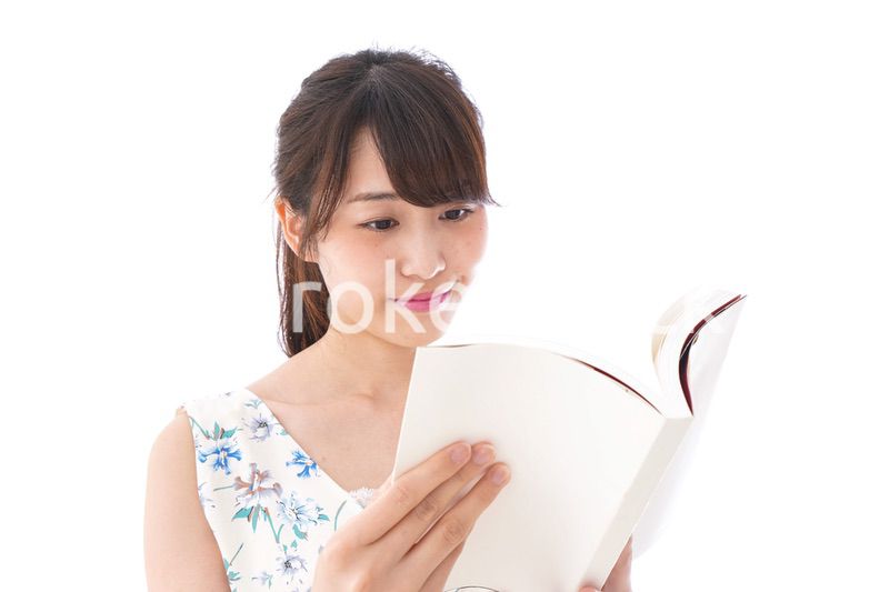 読書をする若い女性