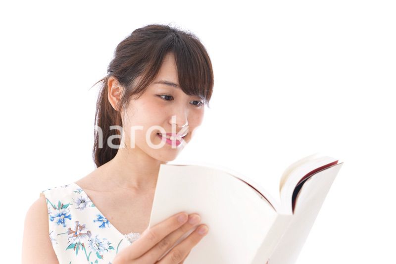 読書をする若い女性