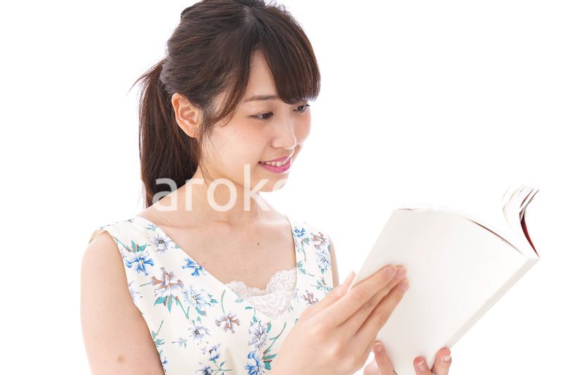 読書をする若い女性