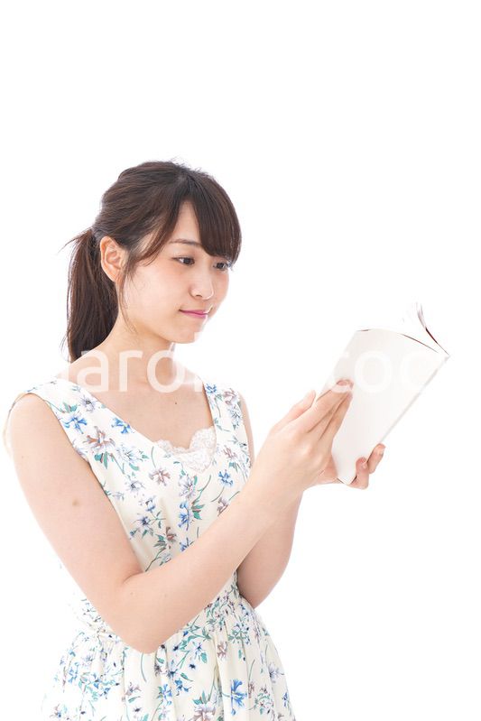 読書をする若い女性