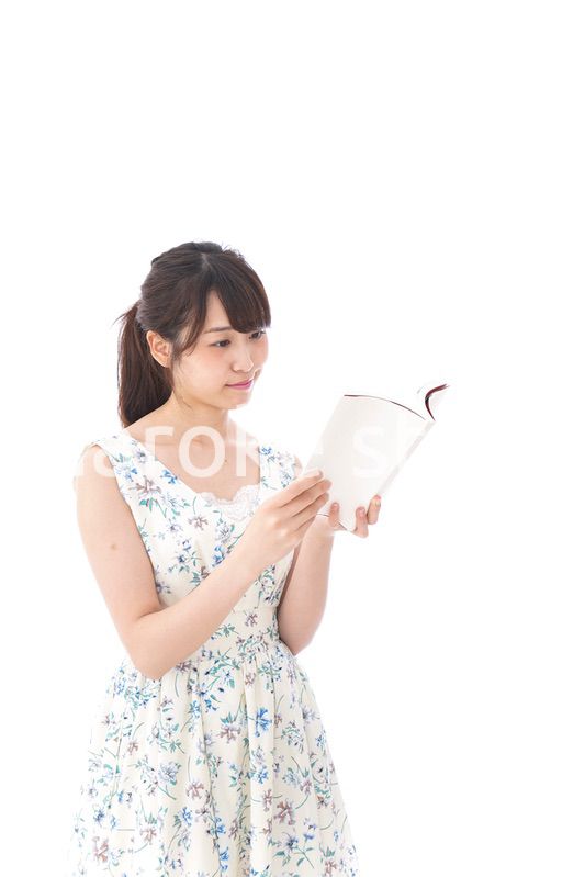 読書をする若い女性