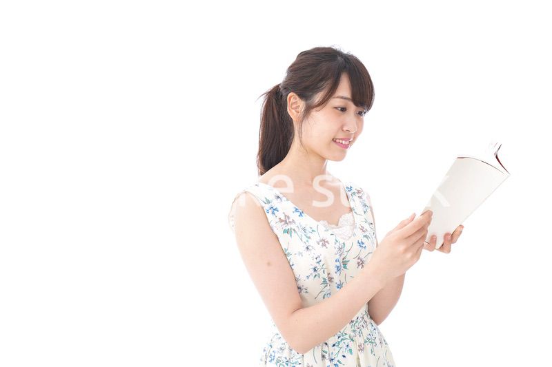 読書をする若い女性