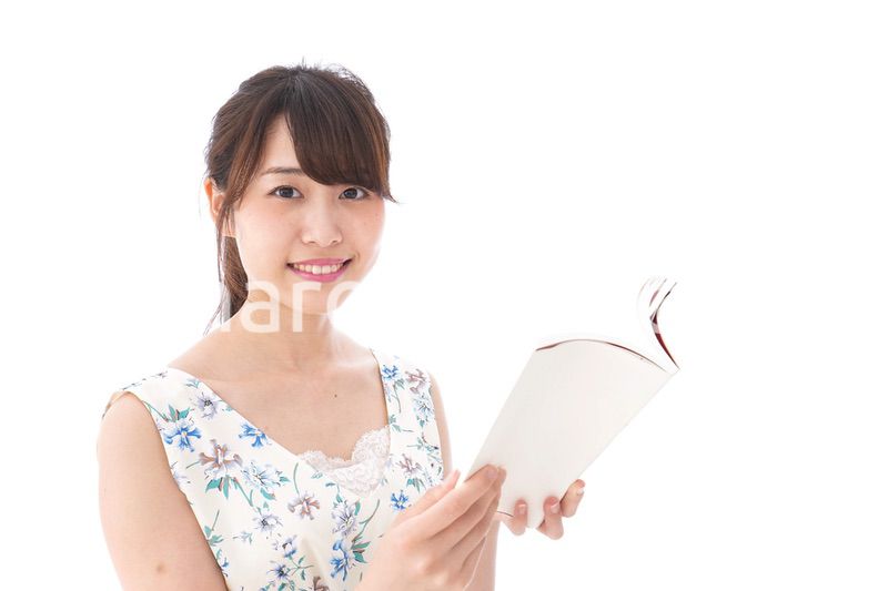 読書をする若い女性