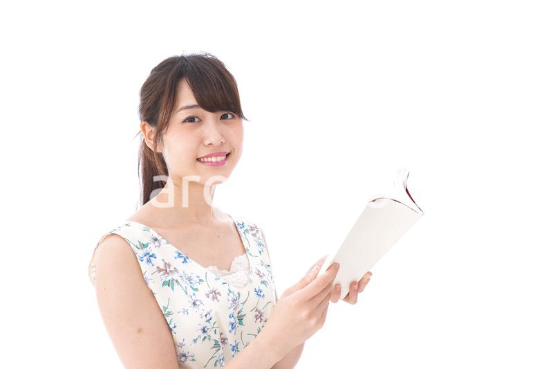 読書をする若い女性