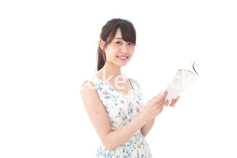 読書をする若い女性