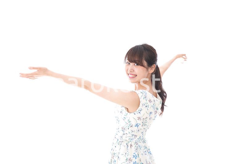 リフレッシュをする若い女性