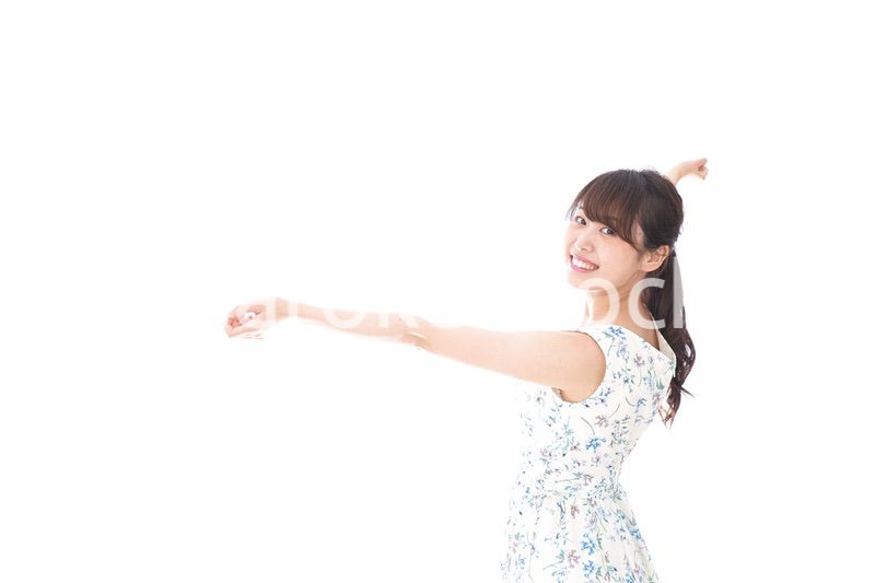 リフレッシュをする若い女性