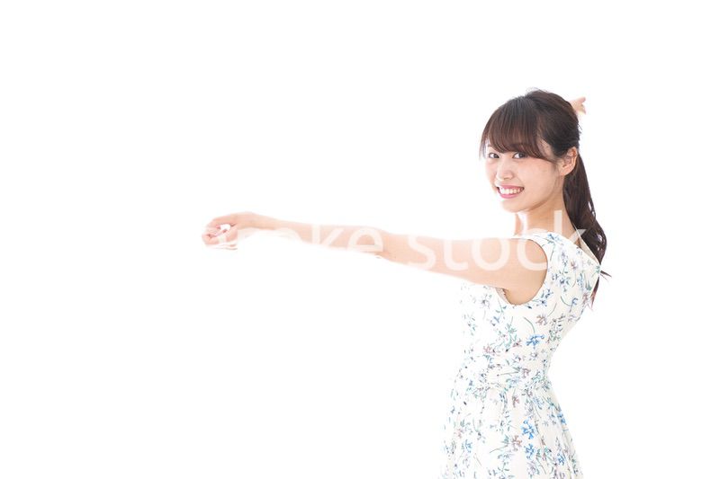 リフレッシュをする若い女性