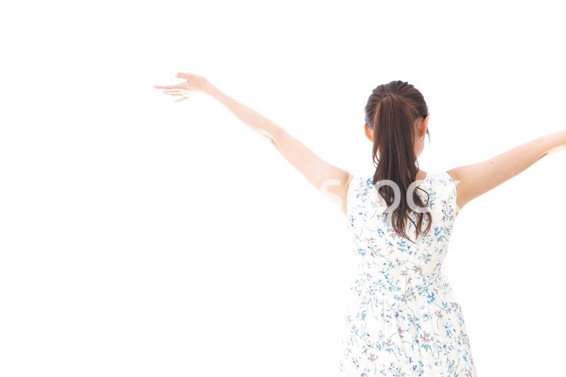 リフレッシュをする若い女性