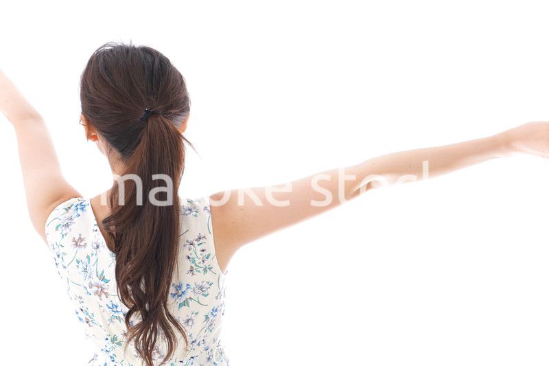 リフレッシュをする若い女性