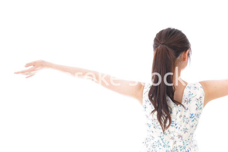 リフレッシュをする若い女性