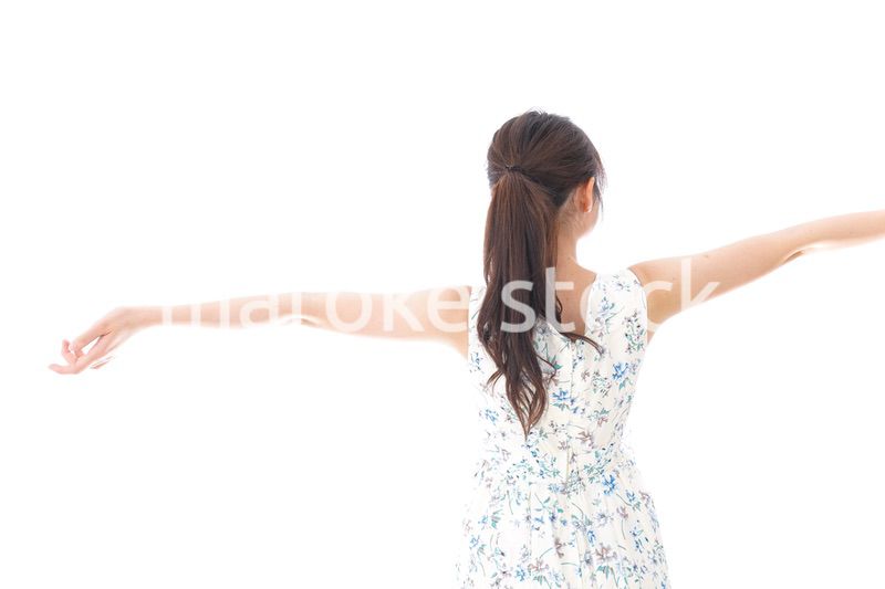 リフレッシュをする若い女性