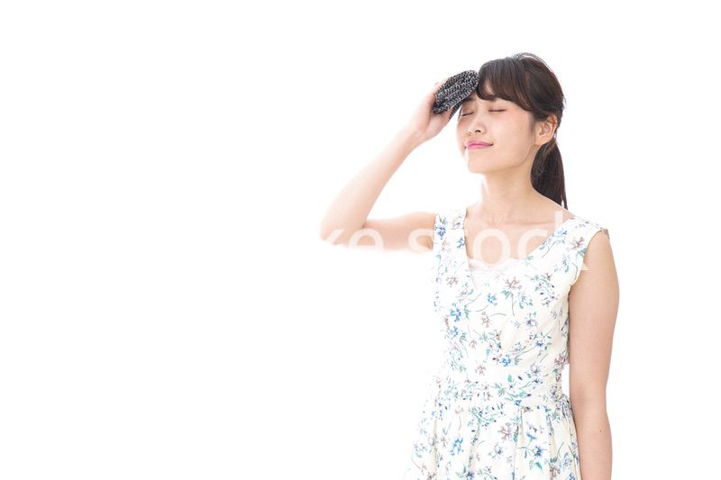 猛暑に苦しむ若い女性