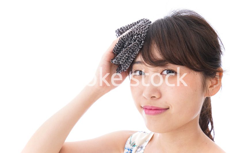 猛暑・汗をかく女性