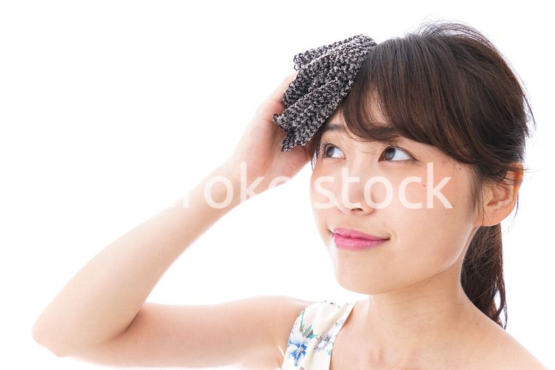 猛暑に苦しむ若い女性