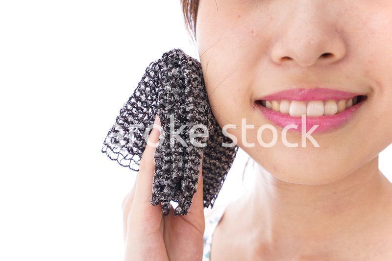 猛暑に苦しむ若い女性