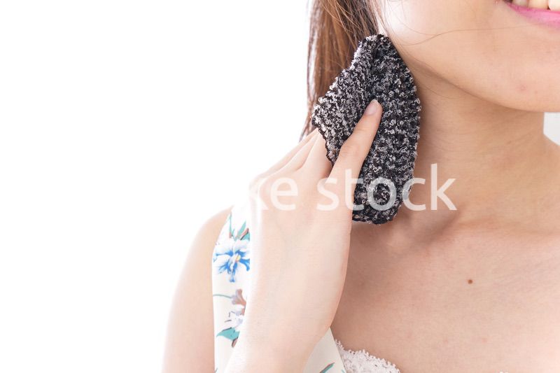 猛暑・汗をかく女性