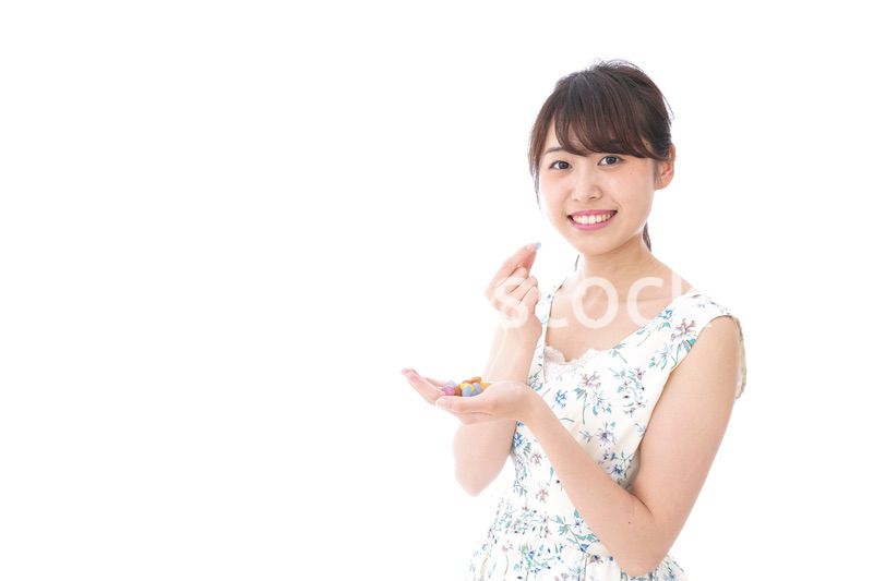 お菓子を食べる若い女性
