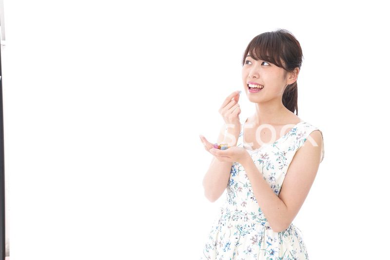 お菓子を食べる若い女性