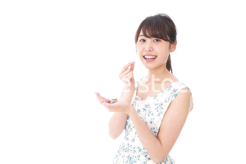 お菓子を食べる若い女性