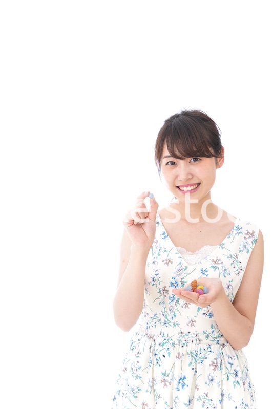 お菓子を食べる若い女性