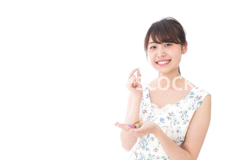 お菓子を食べる若い女性