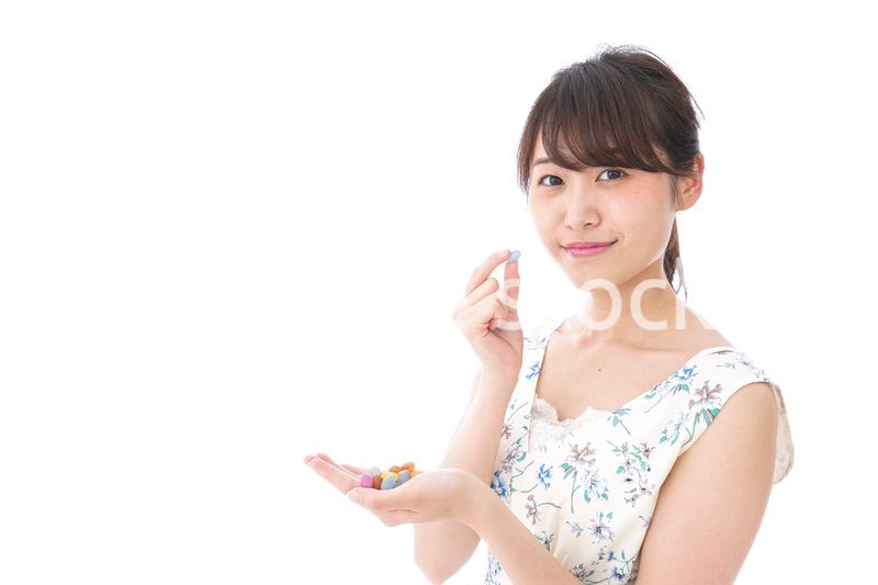 お菓子を食べる若い女性