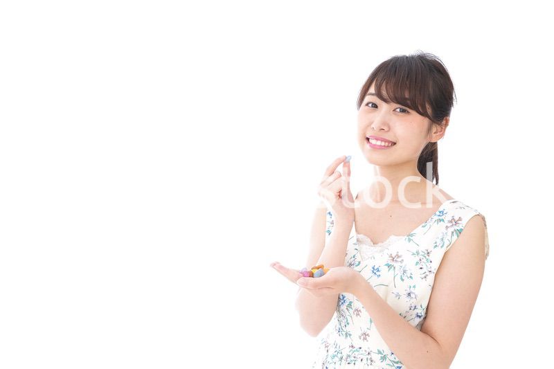 お菓子を食べる若い女性