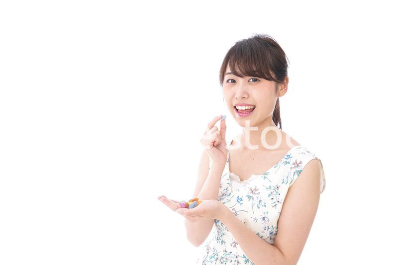 お菓子を食べる若い女性