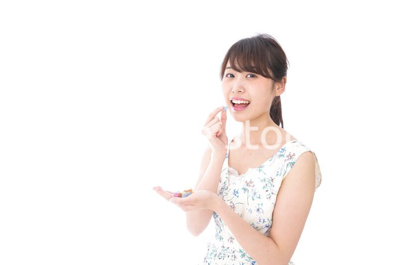 お菓子を食べる若い女性