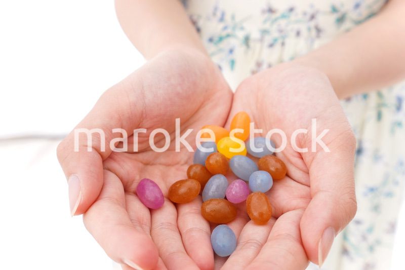 お菓子を食べる若い女性