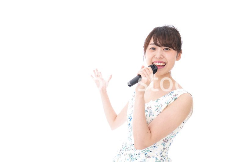 カラオケで歌を歌う若い女性