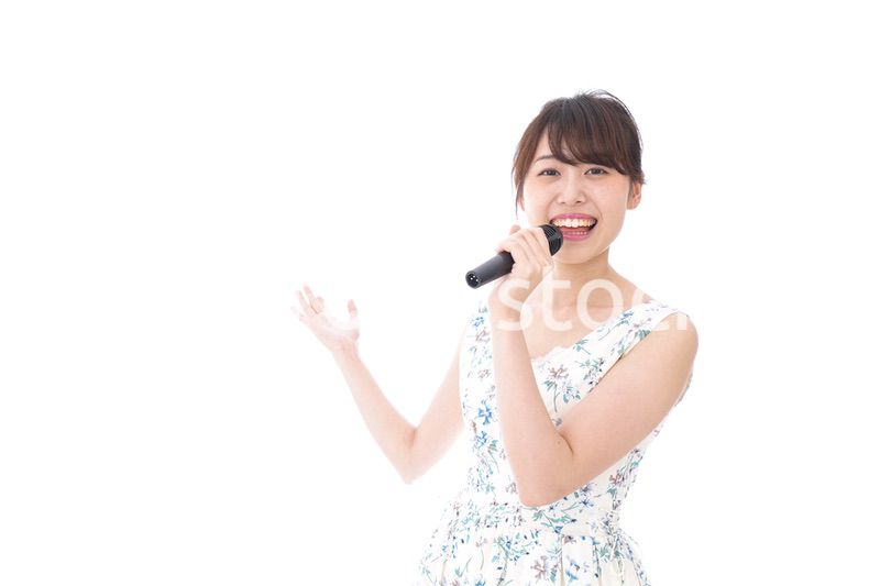 カラオケで歌う若い女性