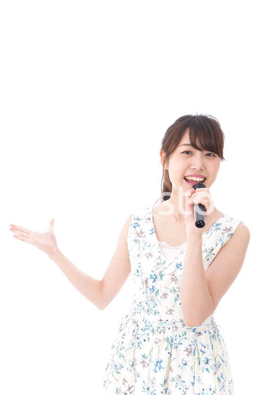 カラオケで歌を歌う若い女性