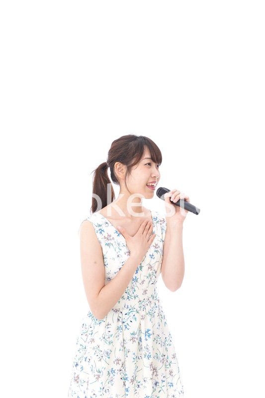 カラオケで歌を歌う若い女性