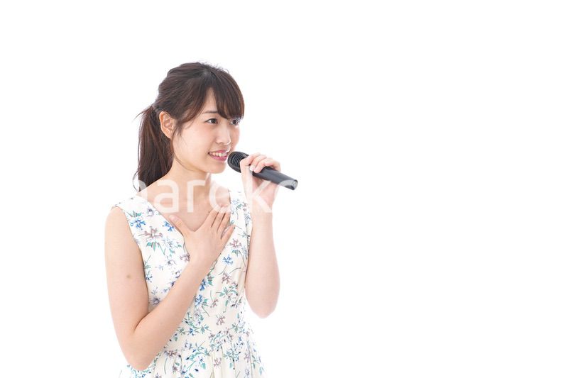 カラオケで歌を歌う若い女性