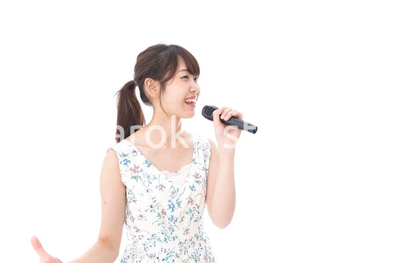 カラオケで歌を歌う若い女性