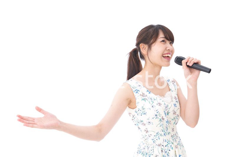 カラオケで歌を歌う若い女性
