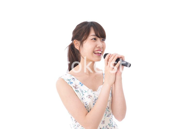 カラオケで歌う若い女性