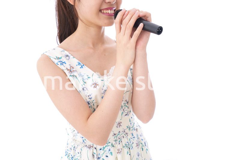 カラオケで歌う若い女性