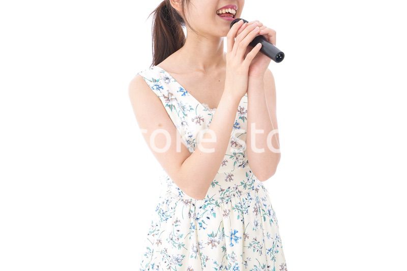 カラオケで歌を歌う若い女性