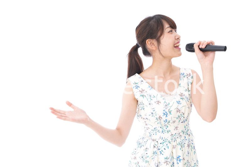 カラオケで歌を歌う若い女性