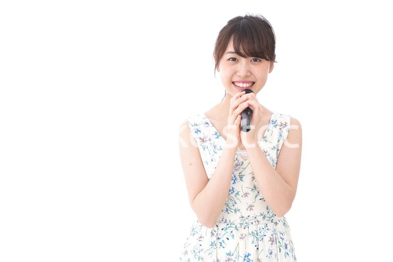 カラオケで歌を歌う若い女性