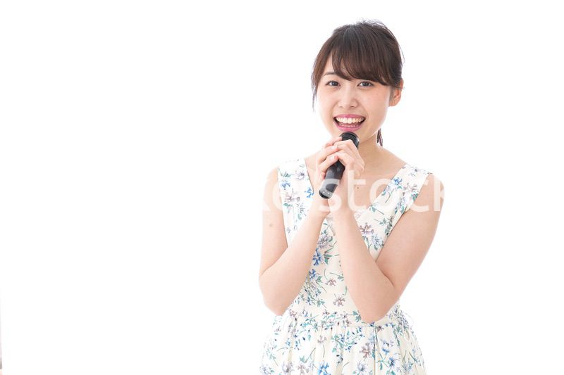 カラオケで歌を歌う若い女性