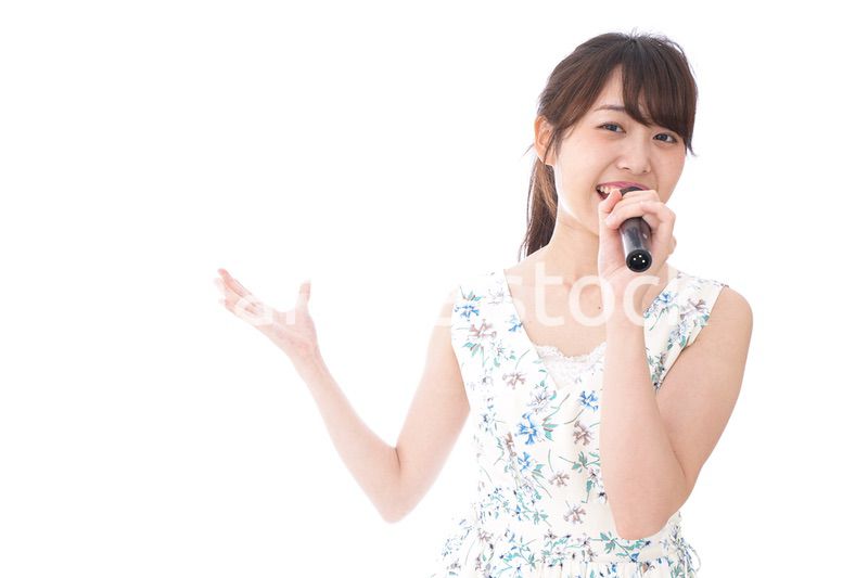 カラオケで歌う若い女性