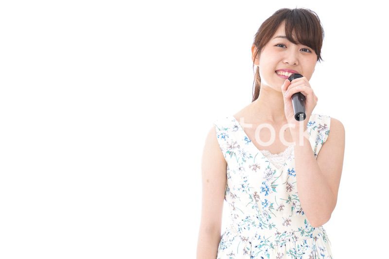 カラオケで歌を歌う若い女性